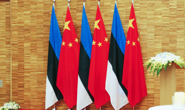 Флаги Китая и Эстонии 