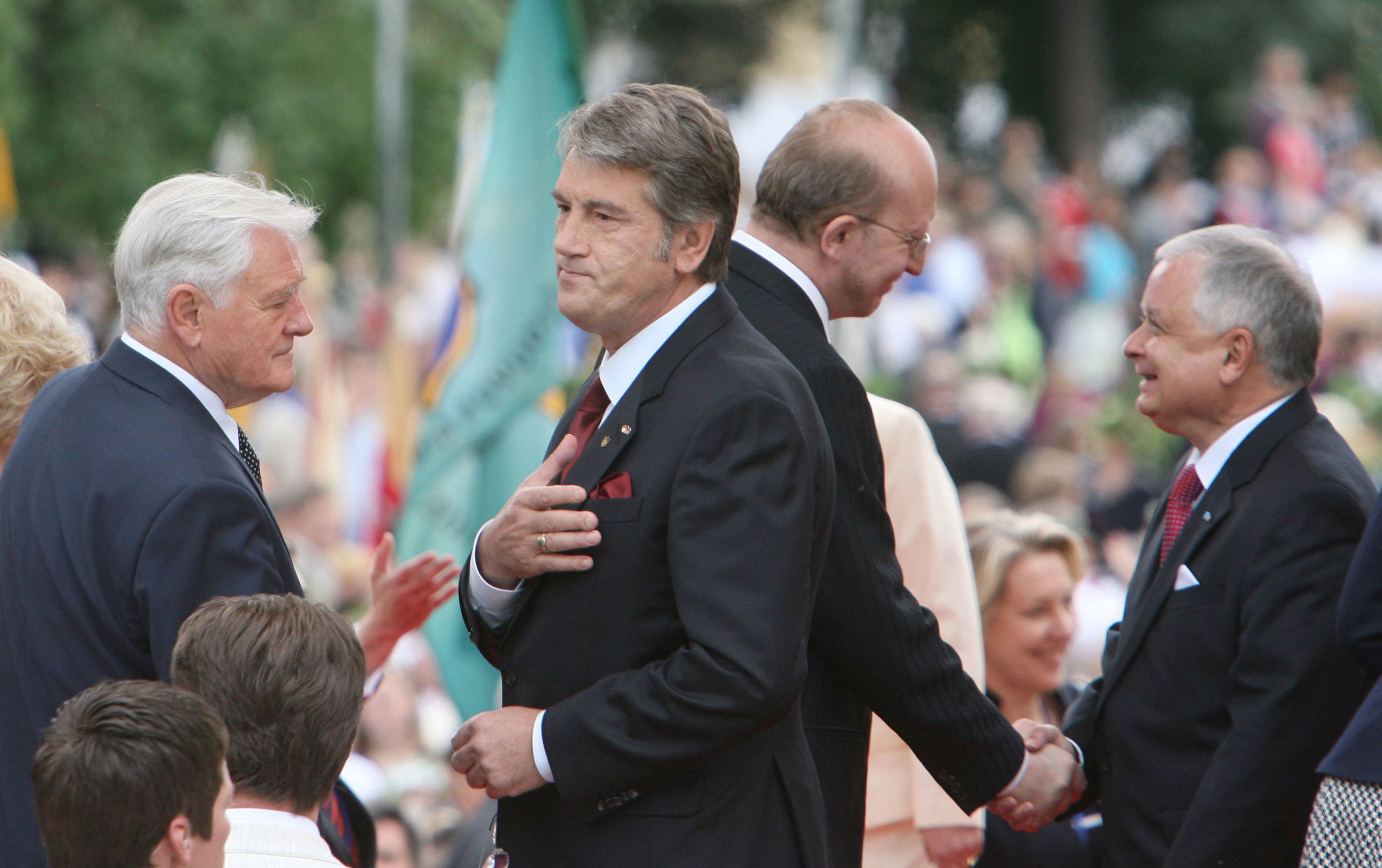 Президент Литвы Валдас Адамкус, президент Украины Виктор Ющенко, король Норвегии Харальд V и президент Польши Лех Качиньский (слева направо) на Кафедральной площади Вильнюса во время празднования тысячелетия Литвы.