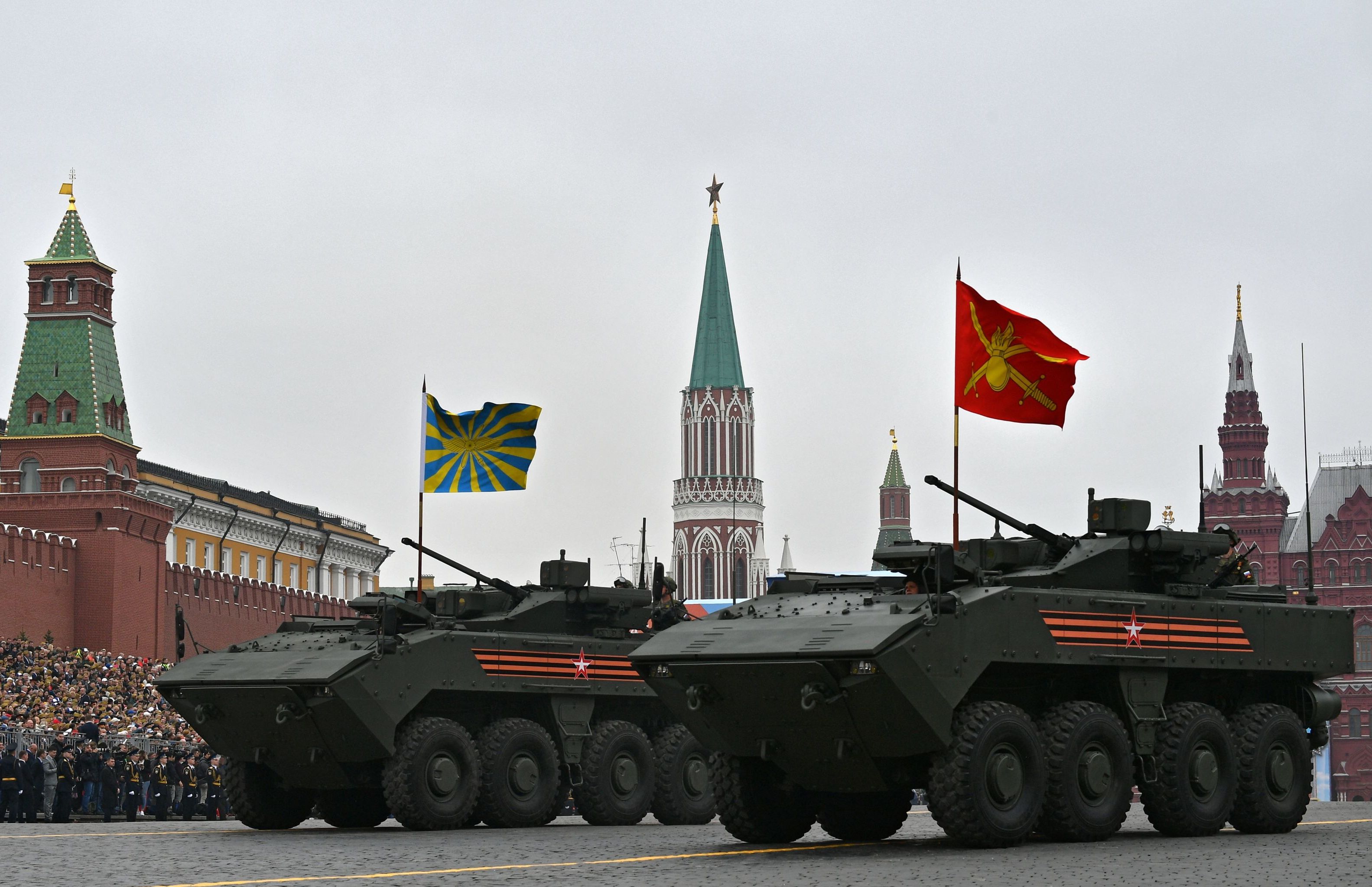 Бронетранспортер "Бумеранг" с боевым модулем К-16 на военном параде на Красной площади