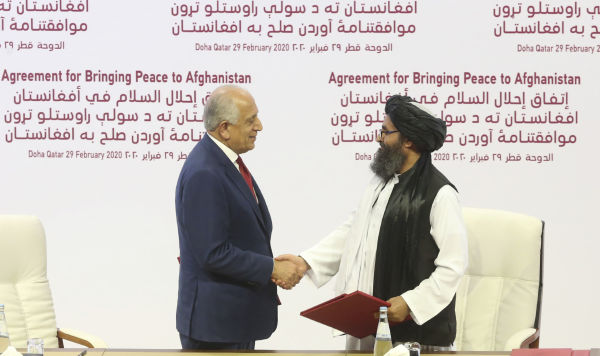 Представитель США по Афганистану Залмай Халилзад и представитель движения "Талибан" Абдул Гани Барадар во время подписания мирного соглашения. 29 февраля 2020