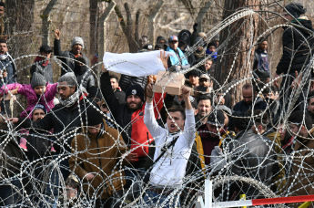 Мигранты у турецкого пограничного пункта Пазаркуле в Кастани, Греция, 2 марта 2020 года
