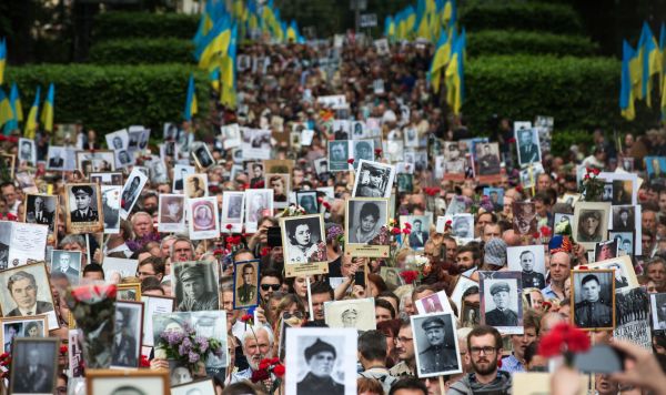 Участники акции "Бессмертный полк" в Киеве