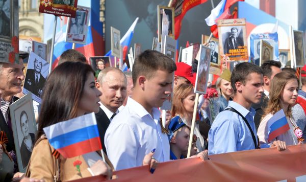 Президент РФ Владимир Путин принял участие в шествии "Бессмертный полк"