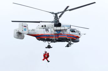 Спасатели и вертолет КА-32 МЧС РФ