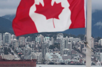 Флаг Канады на фоне Ванкувера
