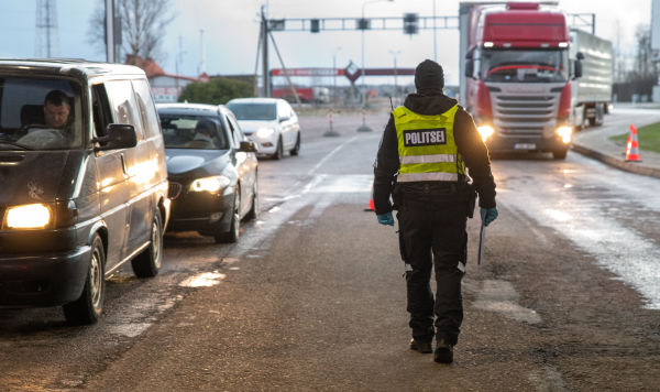 Эстонская полиция на контрольно-пропускном пункте Икла между Эстонией и Латвией, 14 марта 2020 года