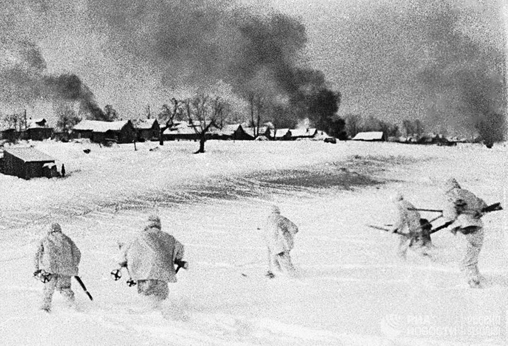 Контрнаступление советских войск в битве под Москвой 5 декабря 1941 года.