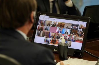 Президент Бразилии Жаир Больсонаро во время участия в саммите лидеров "Большой двадцатки" по коронавирусу в режиме видеоконференции, 26 марта 2020 года