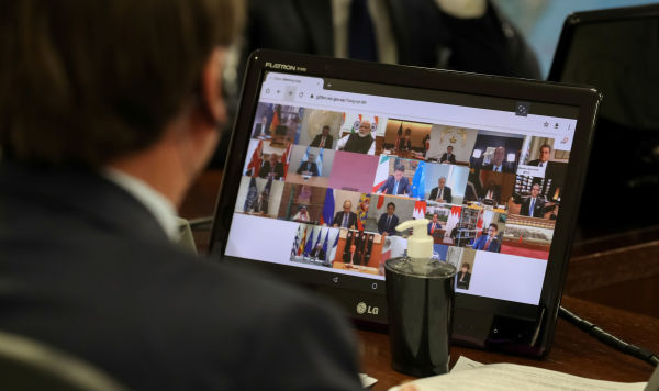Президент Бразилии Жаир Больсонаро во время участия в саммите лидеров "Большой двадцатки" по коронавирусу в режиме видеоконференции, 26 марта 2020 года