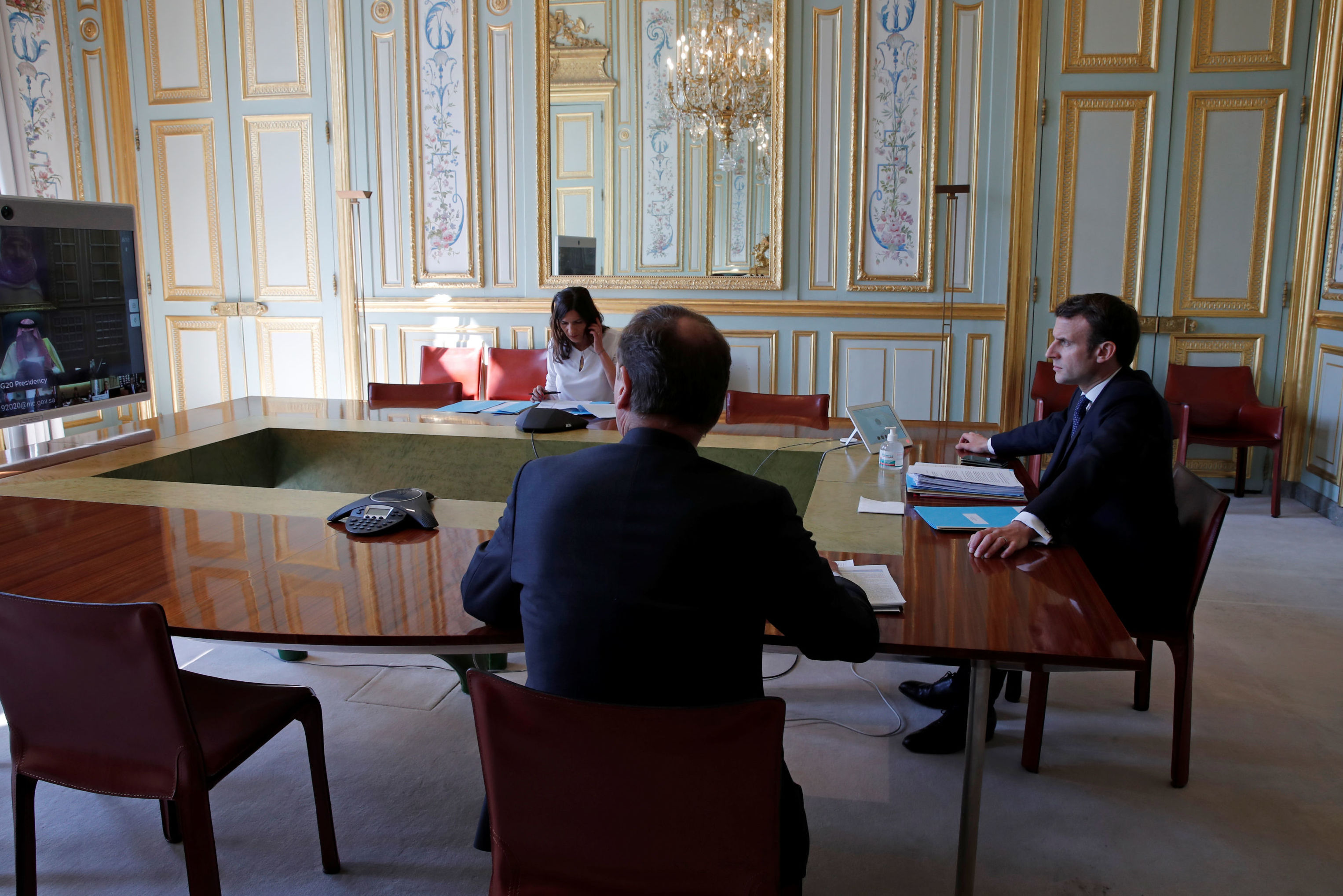 Президент Франции Эммануэль Макрон принимает участие в видеоконференции с лидерами G20, 26 марта 2020 года