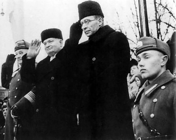 Слева направо: генерал Йохан Лайдонер, Константин Пятс, премьер-министр Юри Улуотс во время последнего празднования годовщины независимости страны, 24 февраля 1940 года