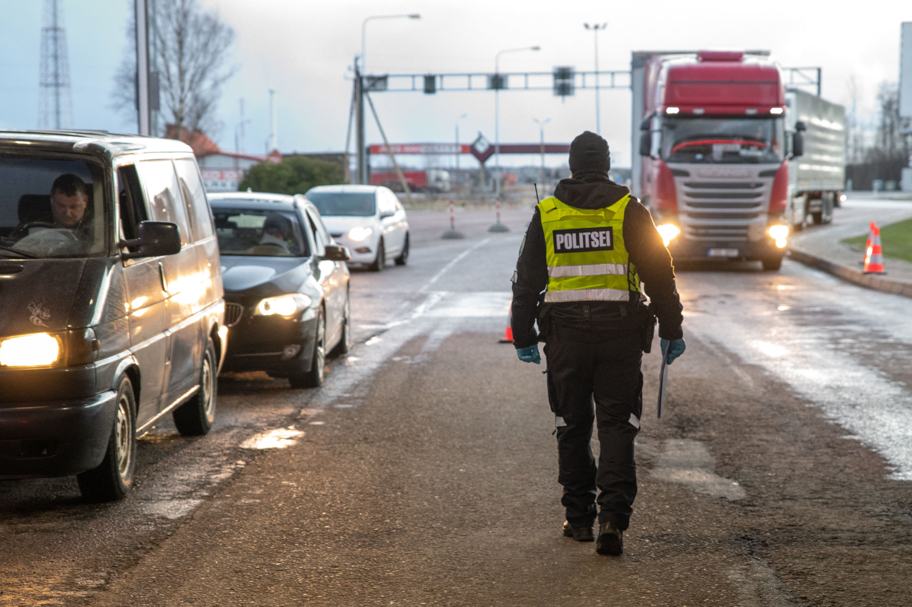 Эстонская полиция на контрольно-пропускном пункте Икла между Эстонией и Латвией, 14 марта 2020 года