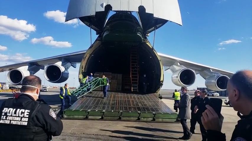 Российский самолет Ан-124 с медицинским оборудованием для США в аэропорту Нью-Йорка
