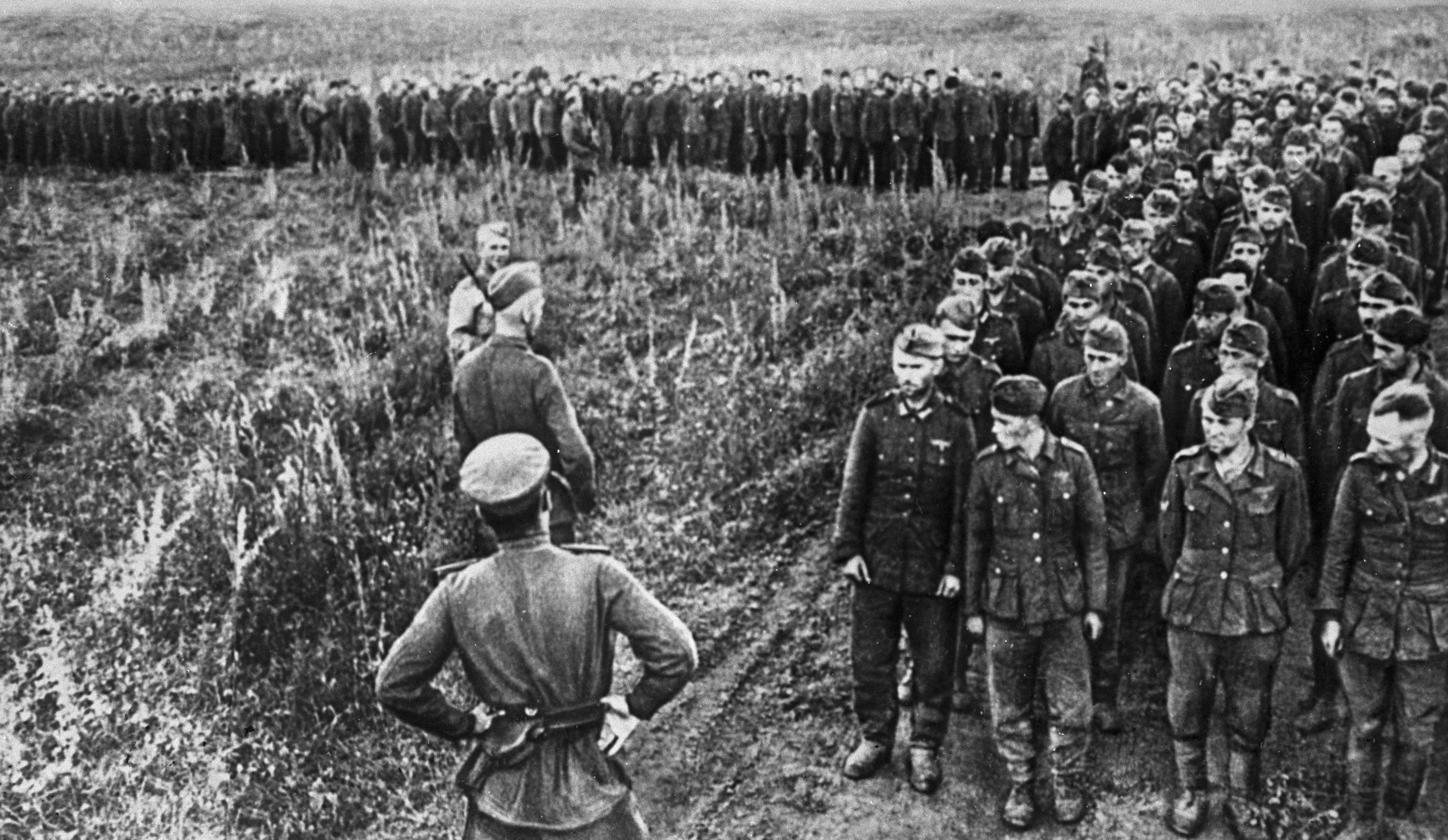 Немецкие солдаты и офицеры, взятые в плен в битве под Курском. Архивное фото