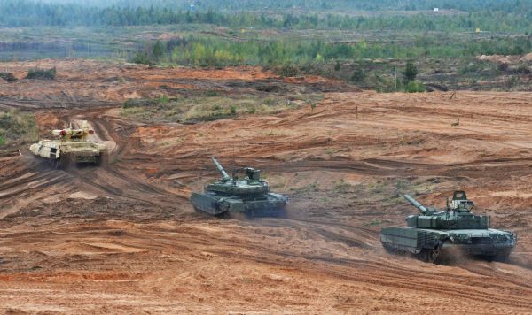 Боевая машина поддержки танков (БМПТ) "Терминатор-2" и танки Т-90М (слева направо)
