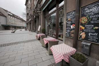 Закрытое кафе на пустующей улице Таллина