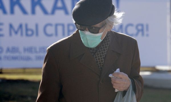 Пожилой мужчина в защитной маске на улице Таллина