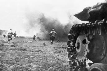 Бойцы бегут в атаку под прикрытием танков. 1-ый Белорусский фронт, 1944 год