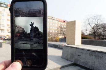 Сотовый телефон с изображением памятника маршалу СССР Ивану Коневу в Праге