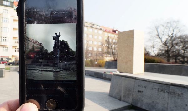 Сотовый телефон с изображением памятника маршалу СССР Ивану Коневу в Праге
