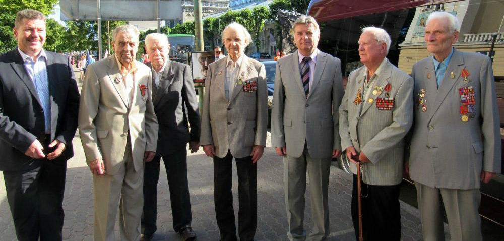 Ветераны Эстонского Стрелкового корпуса перед поездкой в Великие Луки