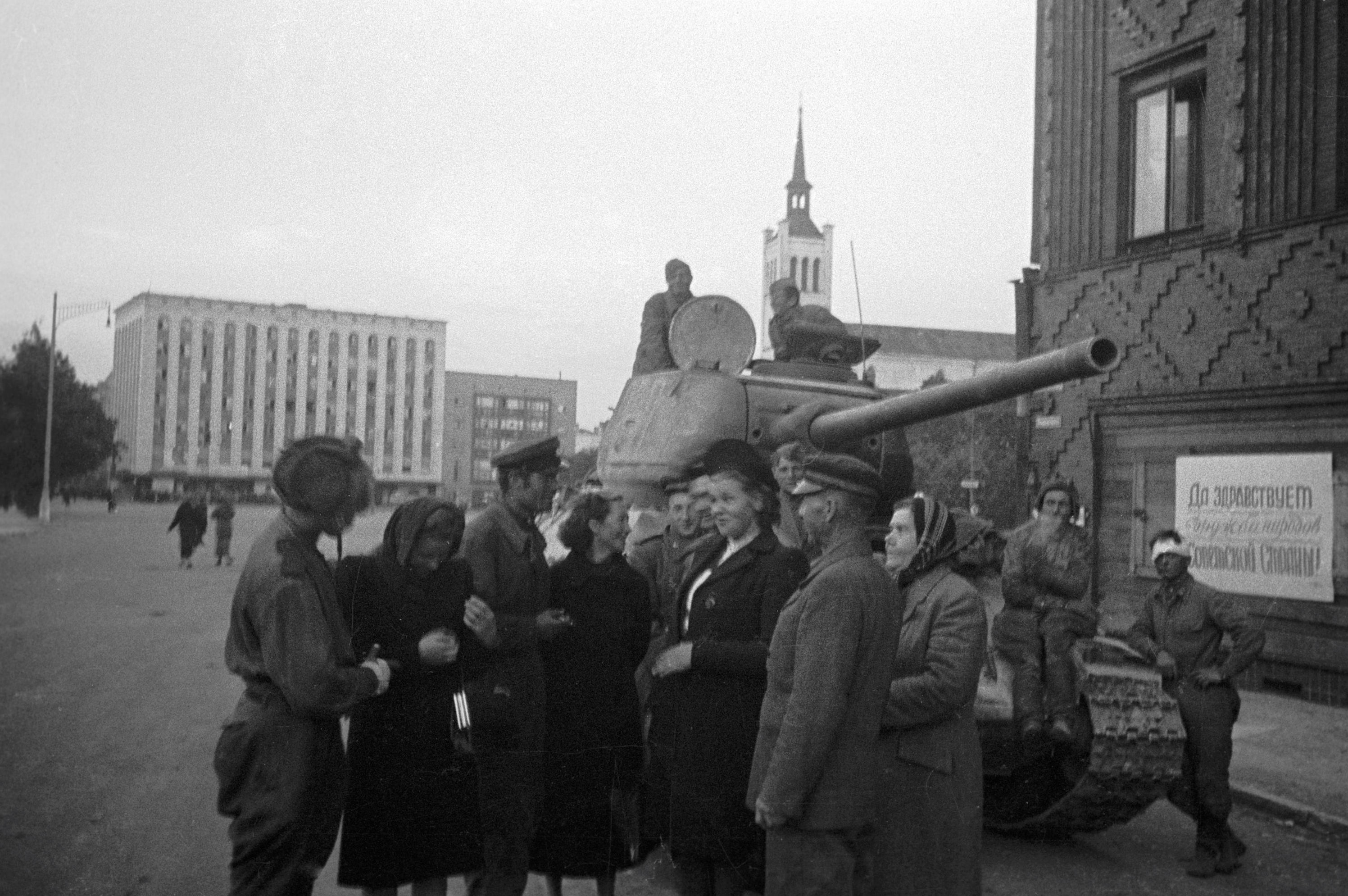 Жители беседуют с советскими танкистами, освободившими Таллин. Эстония.