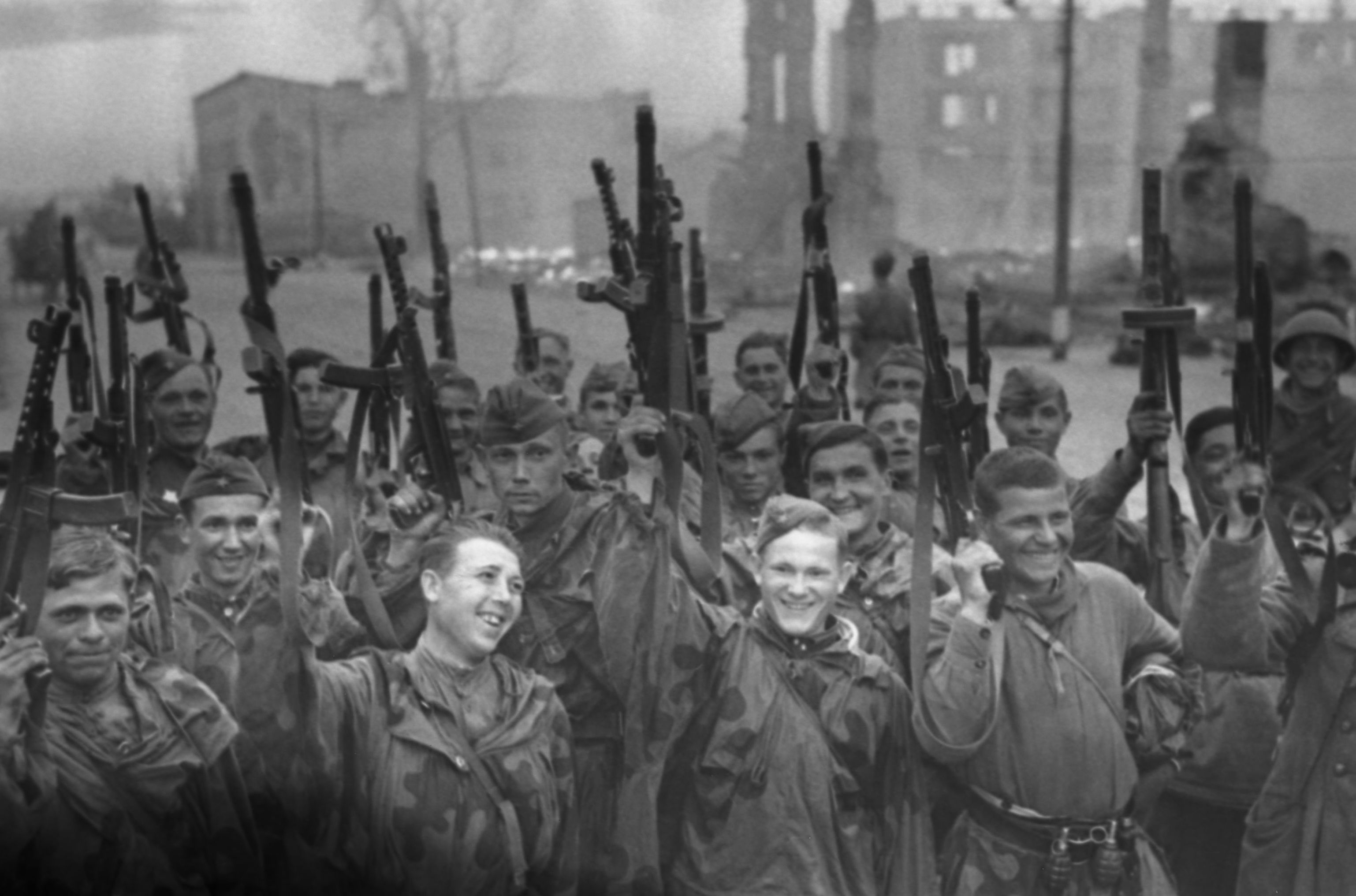 Советские войска в освобожденном Выборге. Ленинградский фронт, 1944 год