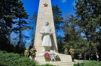 Братская могила советских солдат в городе Добрич, Болгария