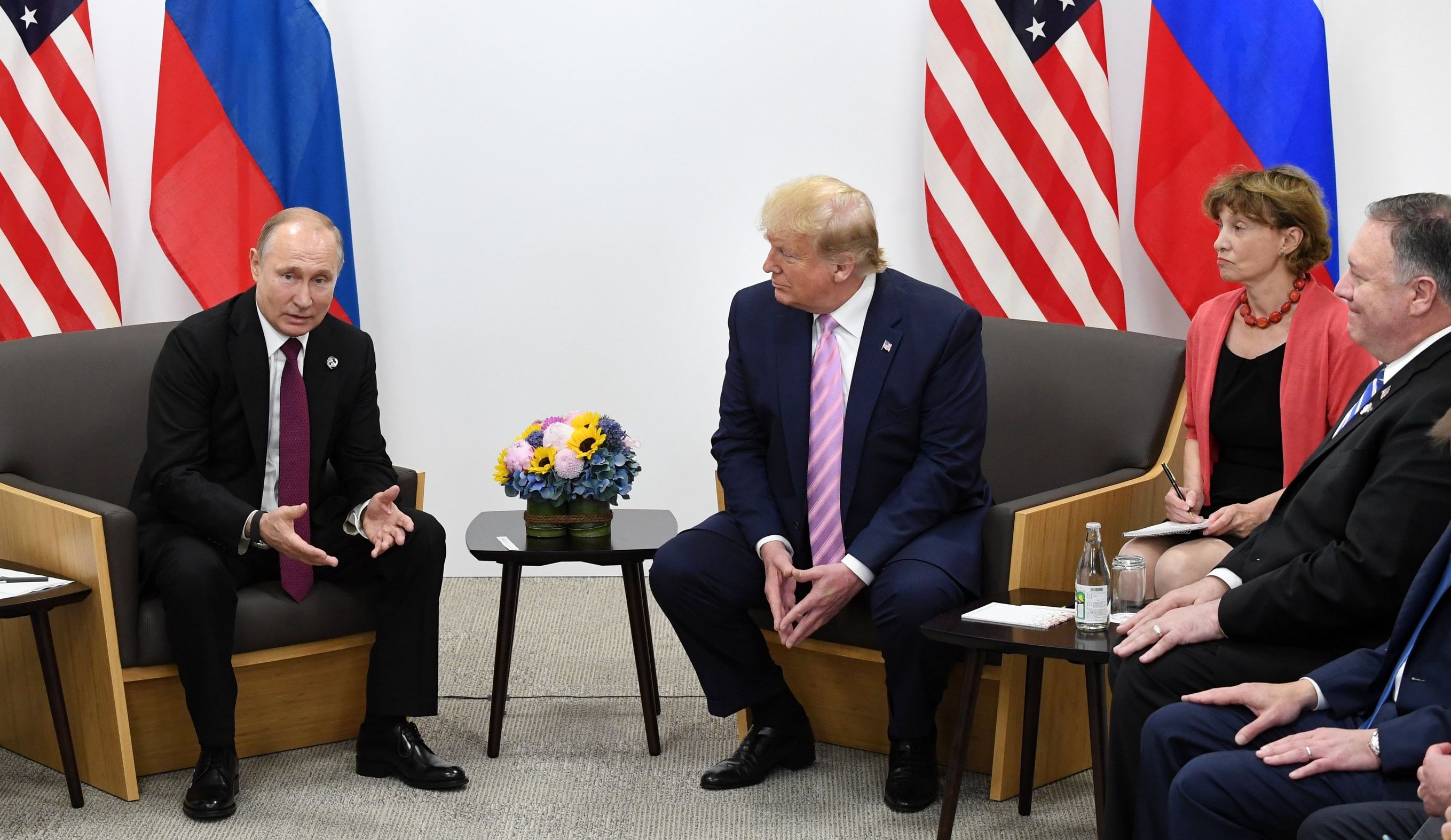 Президент РФ Владимир Путин и президент США Дональд Трамп (второй слева) во время встречи на полях саммита "Группы двадцати" в Осаке, 28 июня 2019