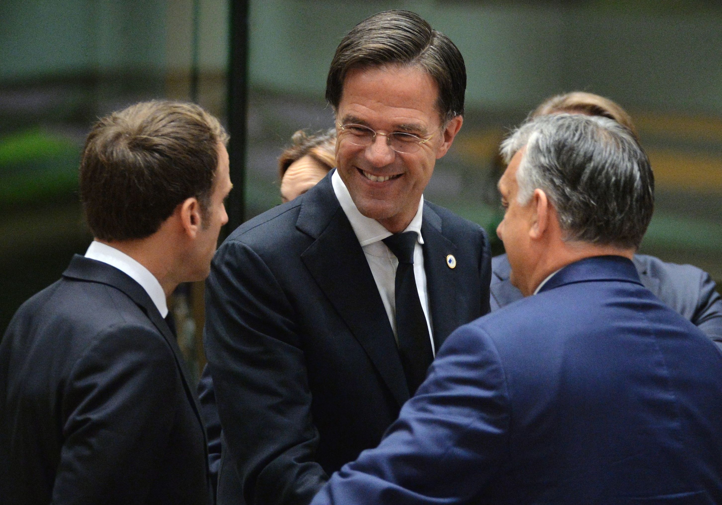 Президент Франции Эммануэль Макрон, премьер-министр Нидерландов Марк Рютте и премьер-министр Венгрии Виктор Орбан 