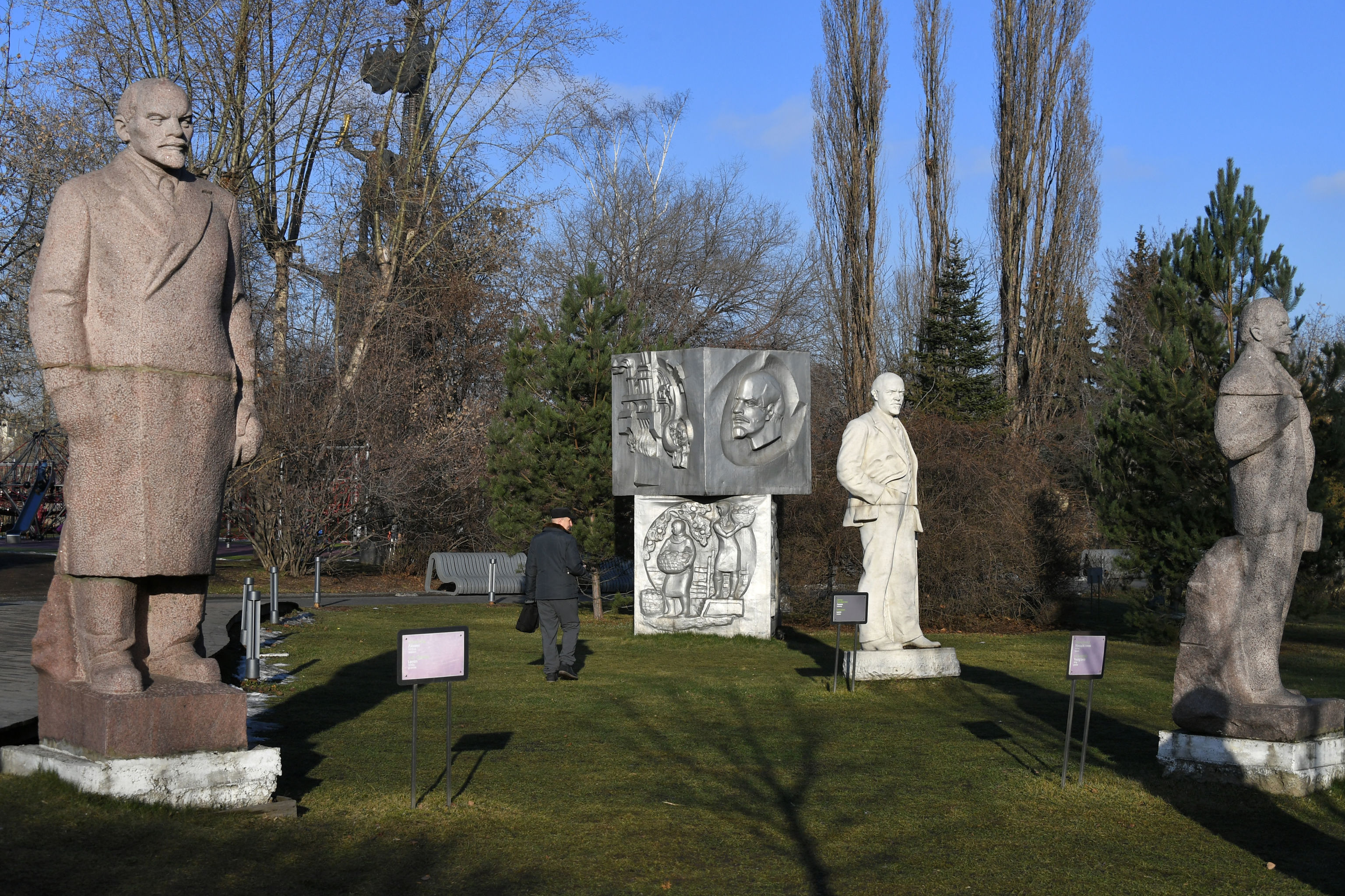 Памятники В. И. Ленину в парке "Музеон" в Москве