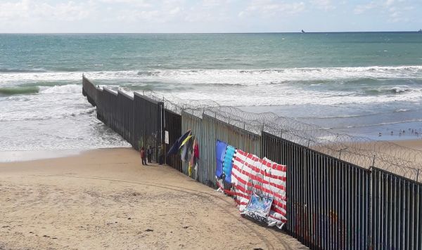 Пограничная стена с США в мексиканской Тихуане