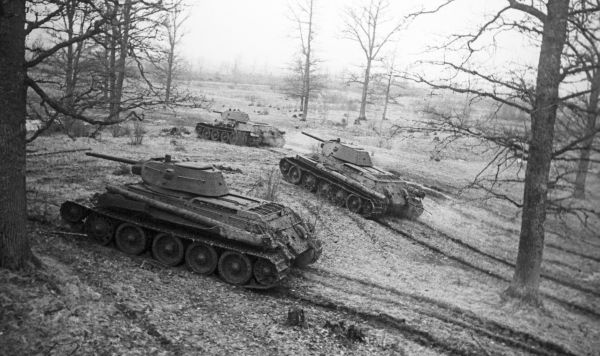 Танки Т-34 выходят на боевой рубеж, 3-й Белорусский фронт, 1944 год