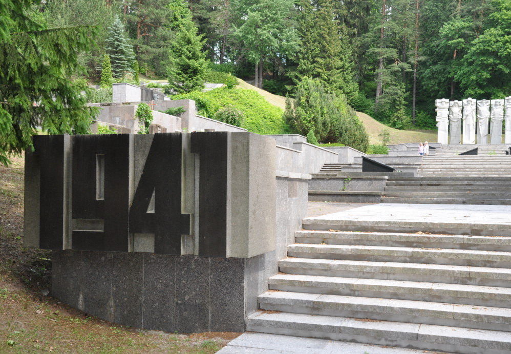 Надгробие на Антакальнисском кладбище в Вильнюсе