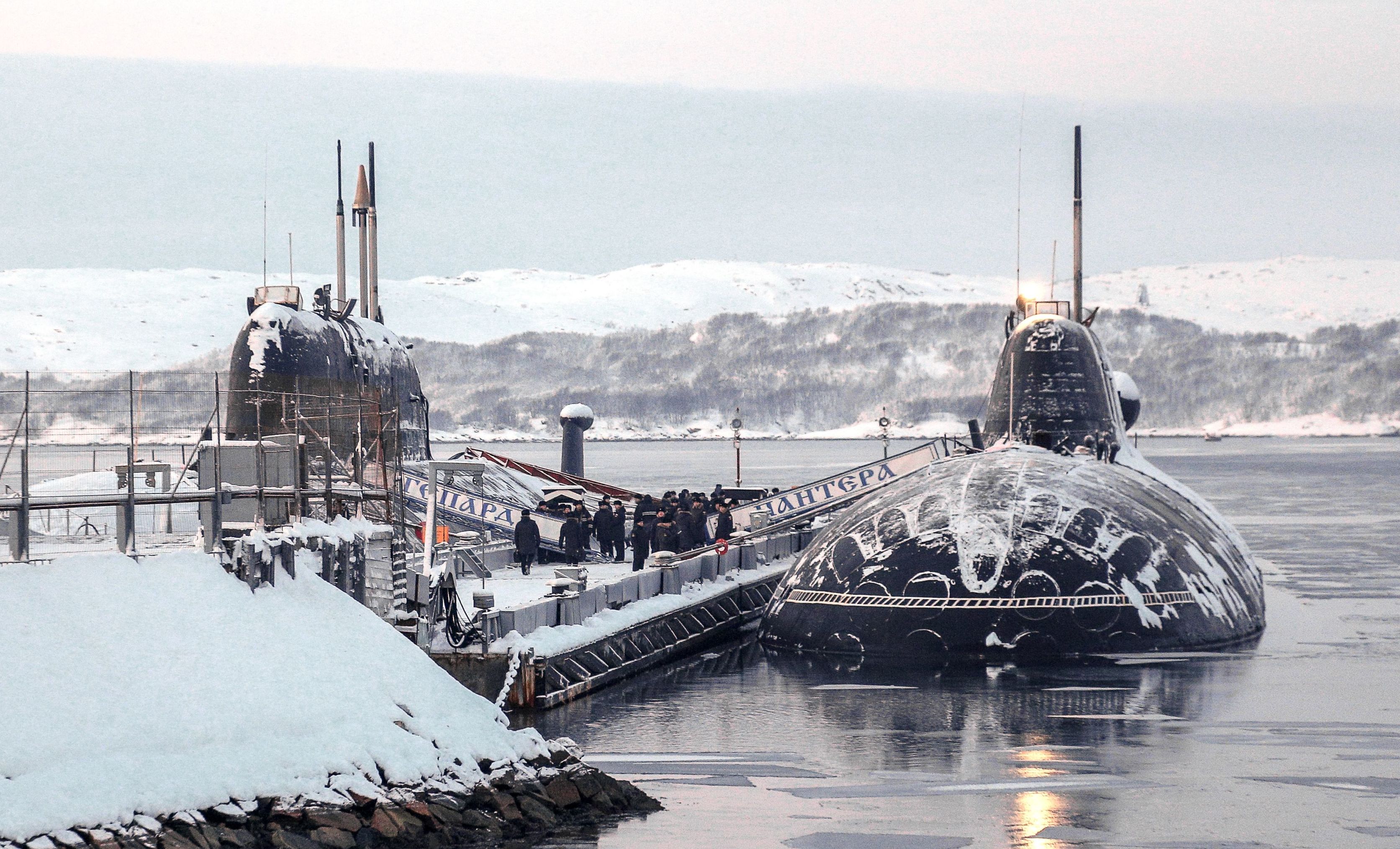 Атомный ракетный подводный крейсер стратегического назначения "Тула" К-114 (слева) и атомная подводная лодка стратегического назначения "Юрий Долгорукий"