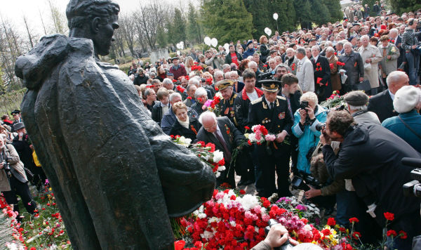 Возложение цветов к памятнику Воину-освободителю в Таллине