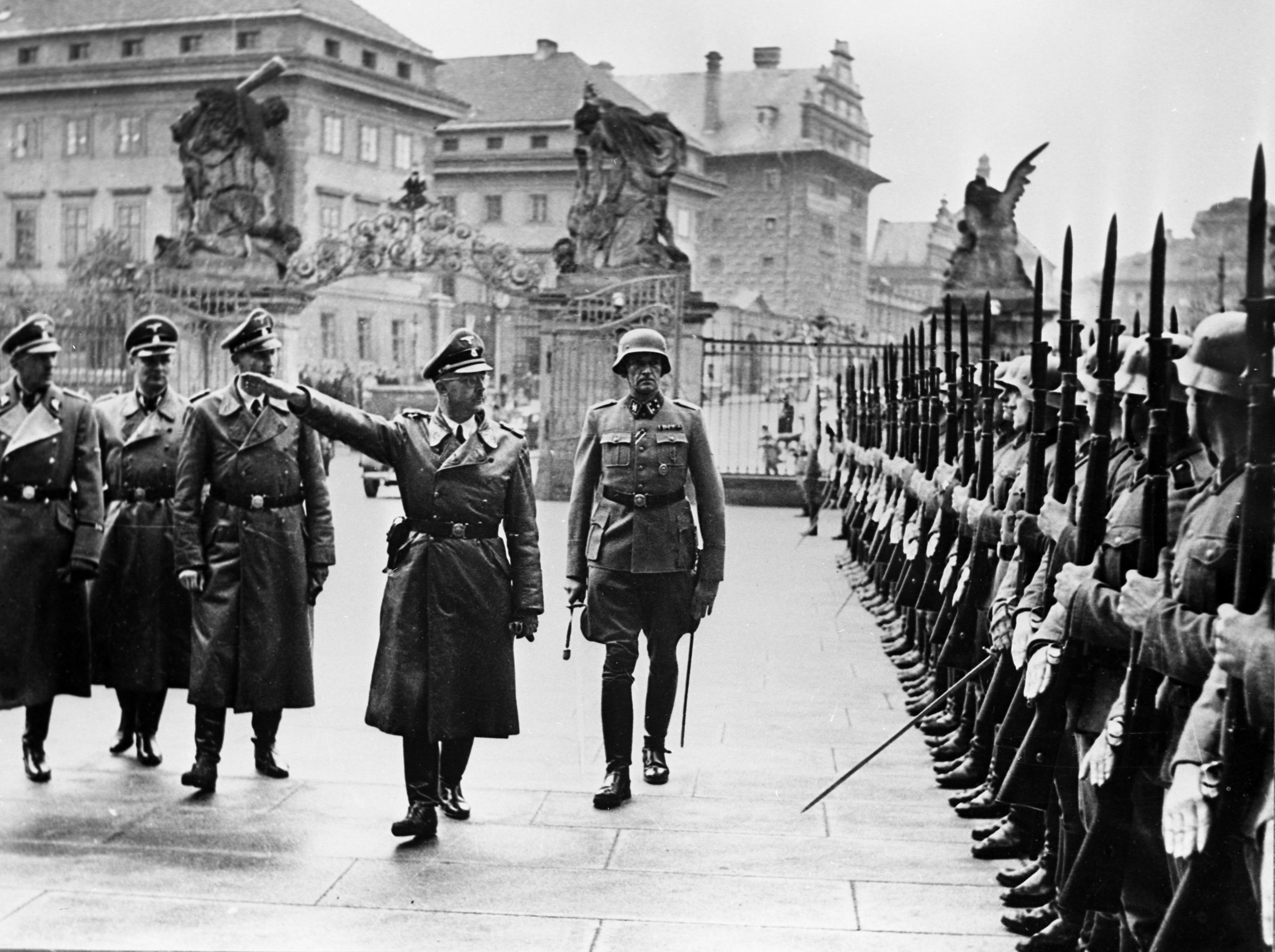 Глава Главного управления имперской безопасности Германии рейхсфюрер СС Генрих Гиммлер (в центре) с инспекцией в Праге осенью 1941 года