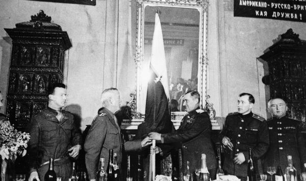 Генерал Кортни Хикс Ходжес (слева) передает гвардии генерал-полковнику Алексею Жадову знамя I-ой американской армии во время встречи союзных войск на Эльбе.
