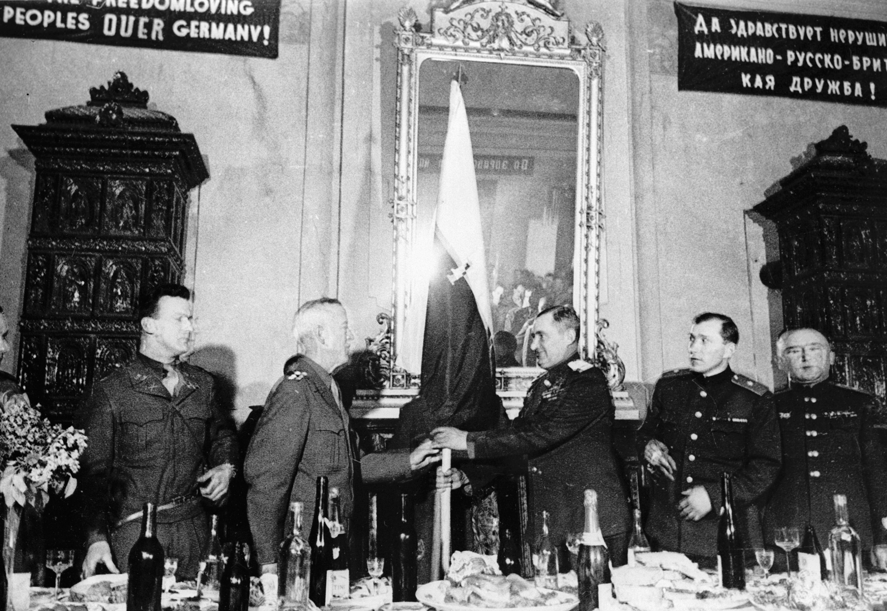 Генерал Кортни Хикс Ходжес (слева) передает гвардии генерал-полковнику Алексею Жадову знамя I-ой американской армии во время встречи союзных войск на Эльбе.