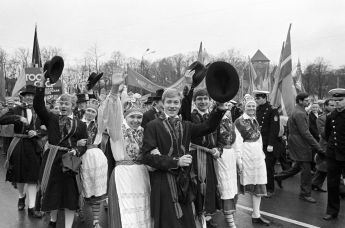 Жители Таллина в национальных костюмах участвуют в демонстрации во время празднования Первого Мая