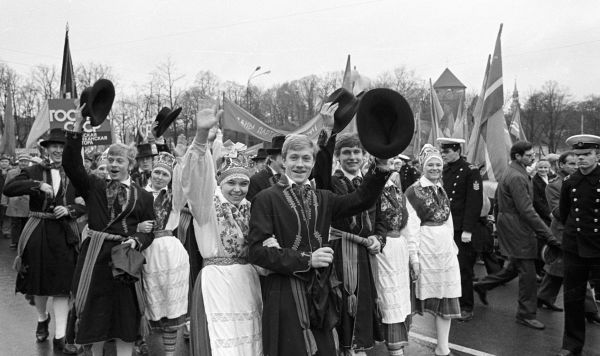 Жители Таллина в национальных костюмах участвуют в демонстрации во время празднования Первого Мая