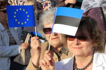 Женщины с флагами Эстонии и ЕС