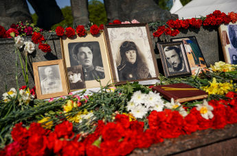 Портреты победителей у подножия памятника Освободителям 9 мая в Риге