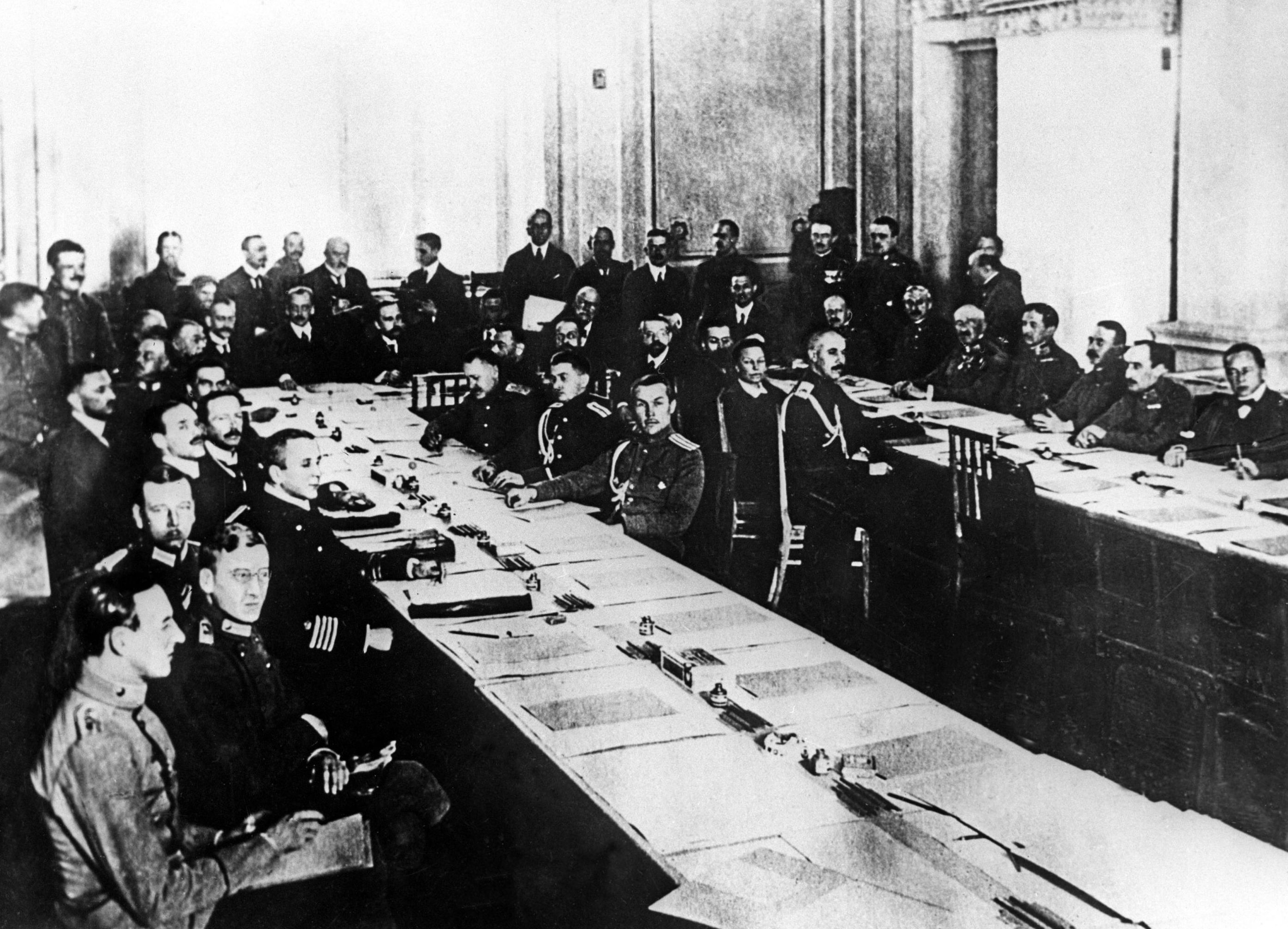 Заседание мирной конференции в Брест-Литовске, во время которой был заключен Брестский мир