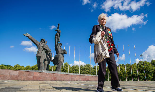 Ветеран у памятника Освободителям Риги