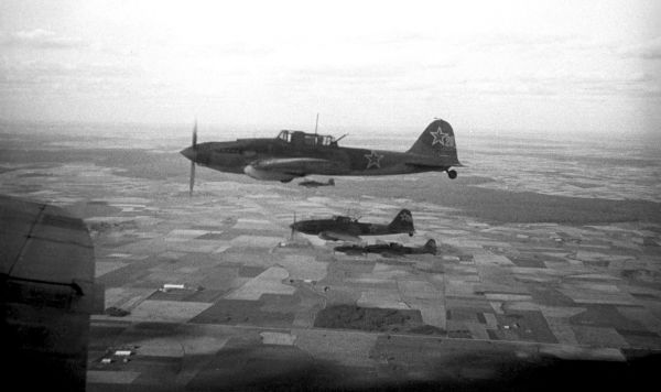 Советские самолеты "Ил-2" в небе. 1-й Прибалтийский фронт. Великая Отечественная война