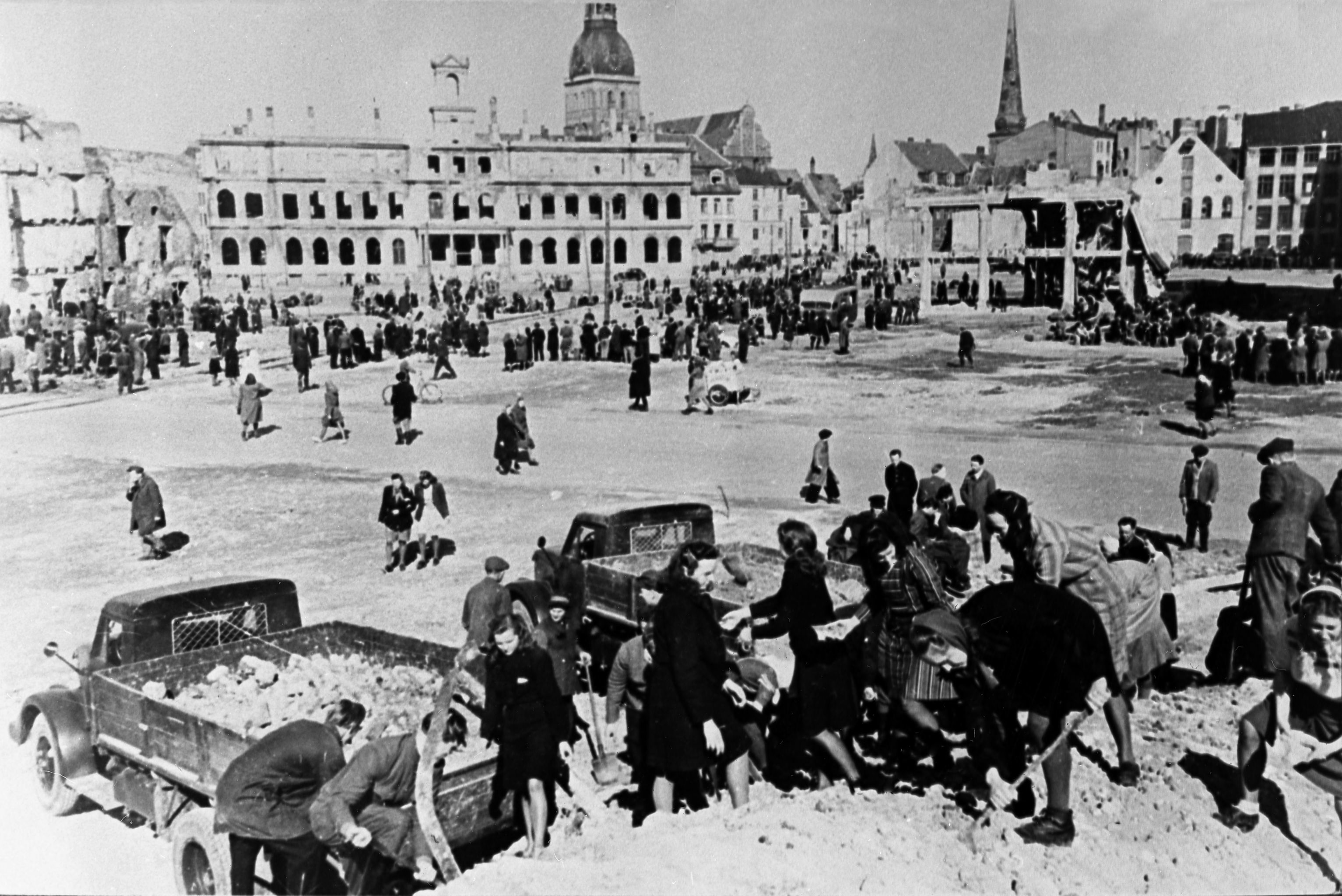 Латвийская ССР. Жители Риги разбирают развалины после освобождения города от немецко-фашисткой оккупации. Осень 1944 года