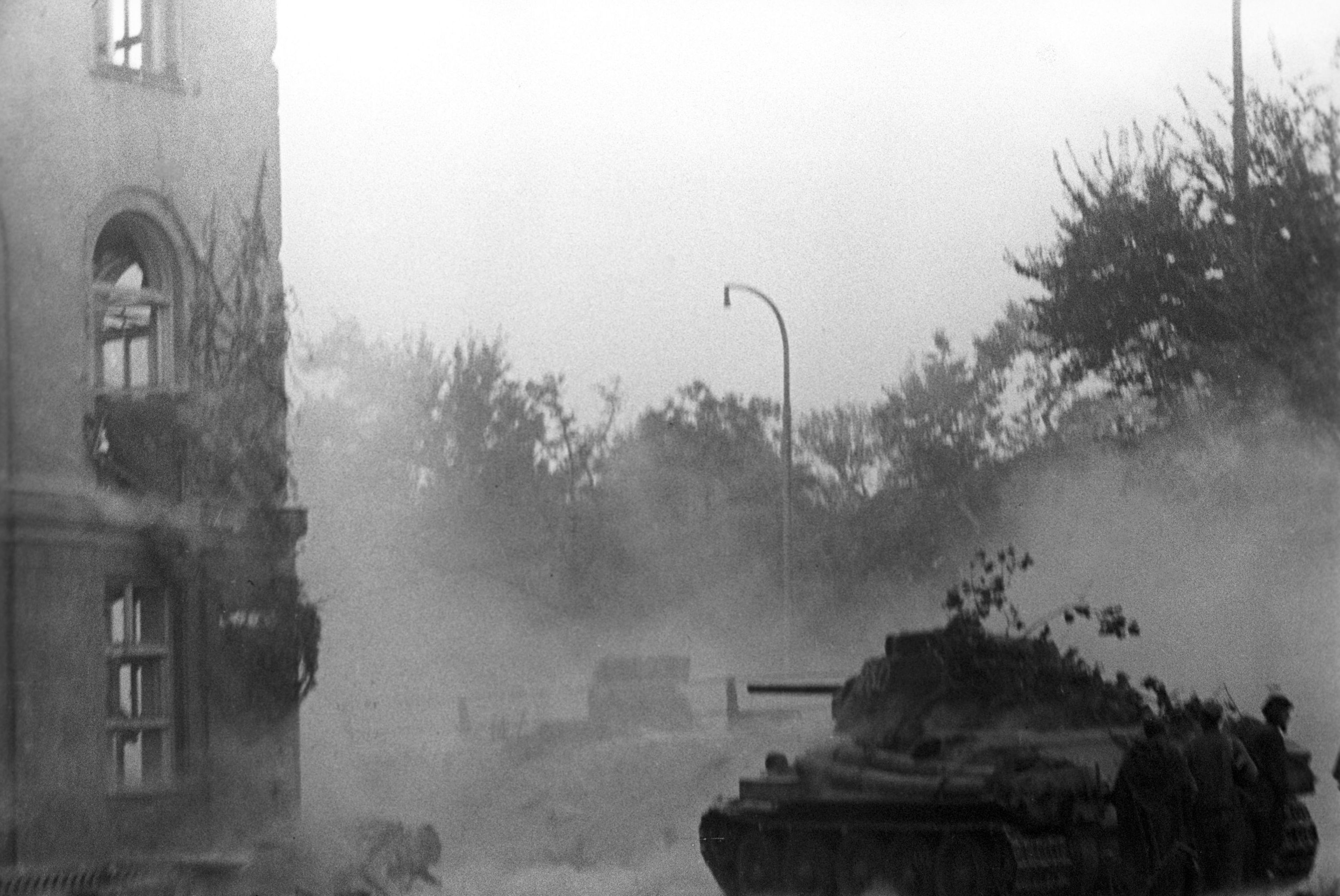 Советский танк ведет бой в Праге. 1-й Белорусский фронт. 7 мая 1945 года