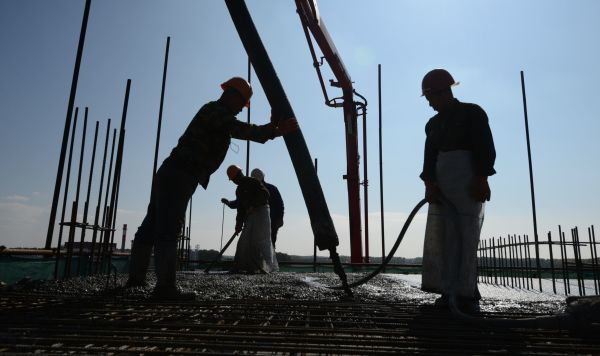 Рабочие бетонируют перекрытие на строительной площадке