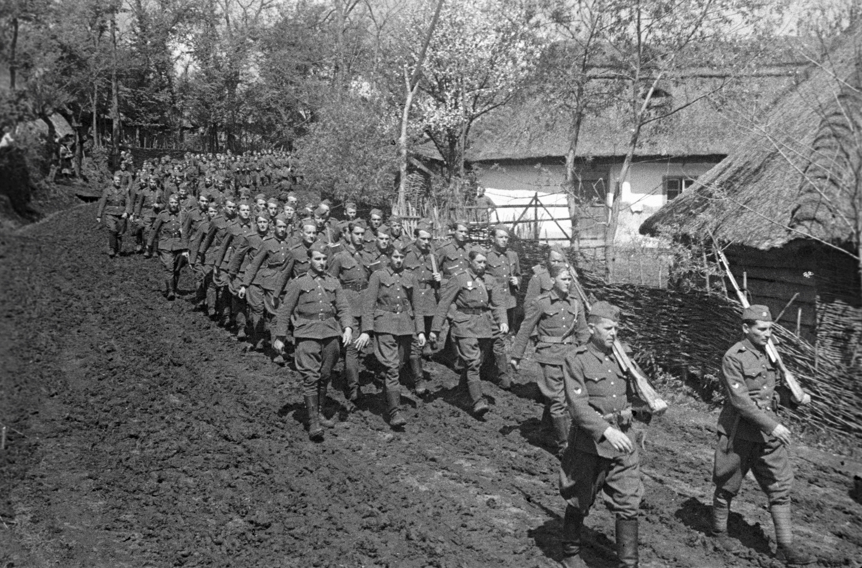 Воины 1-го Чехословацкого армейского корпуса маршируют по украинскому селу.